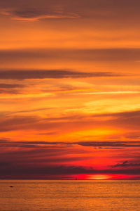 美丽的夕阳的天空在波罗的海