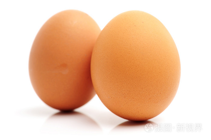 两个棕色的鸡鸡蛋