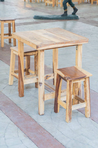 空的木桌子和椅子