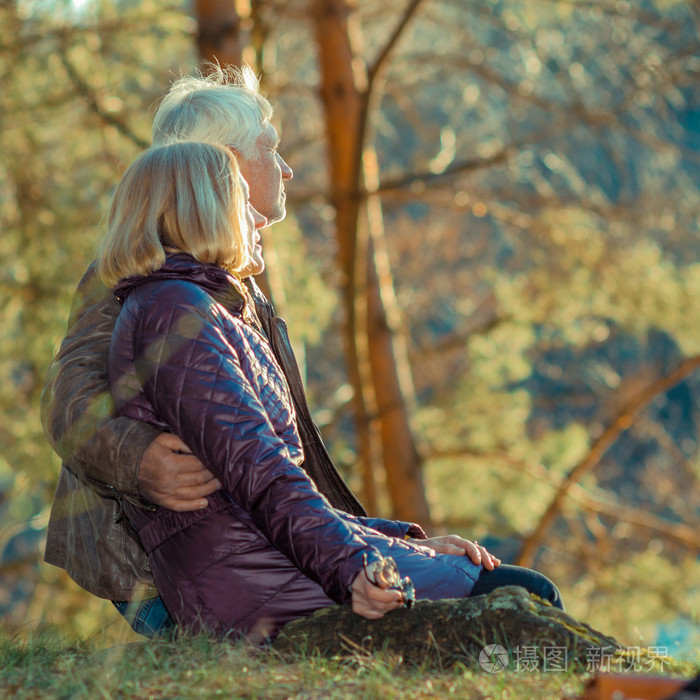 两人深情相拥,享受生活