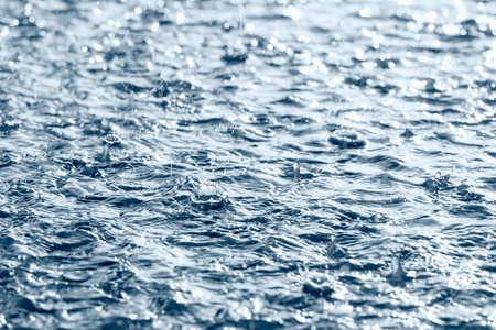 滴在水面上的大雨大雨点城市街道水淹浸在大雨中黑色背景下的大雨作为