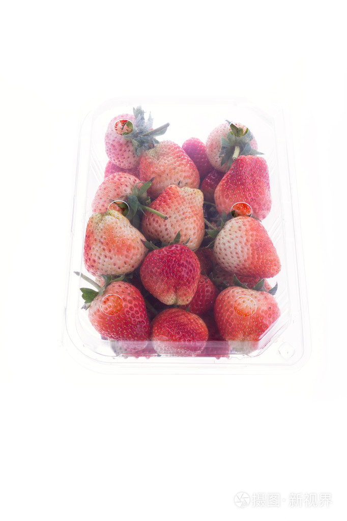 草莓多汁的水果在孤立的塑料袋包装