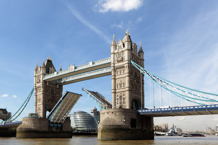 伦敦塔桥与市政厅