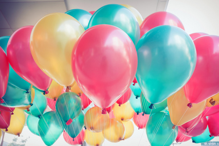 五颜六色的气球与快乐庆祝晚会背景