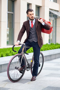 英俊的商人和他的自行车