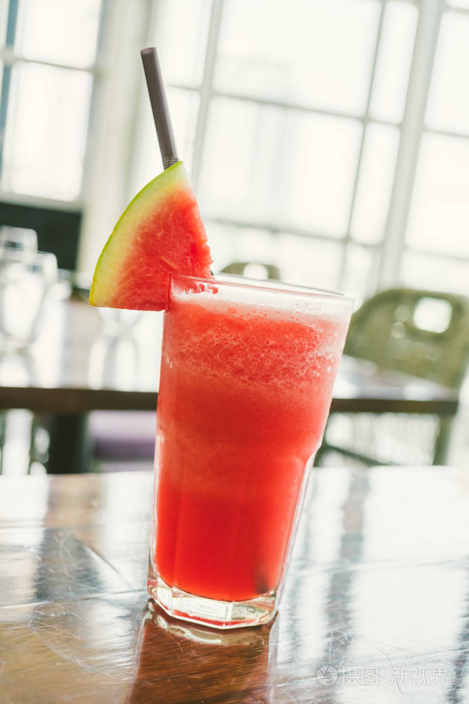 冰镇的西瓜汁果汁玻璃桌颜色上过滤处理