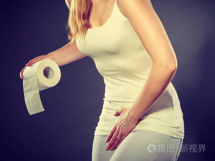 她双手托着她裆在厕所里的女人