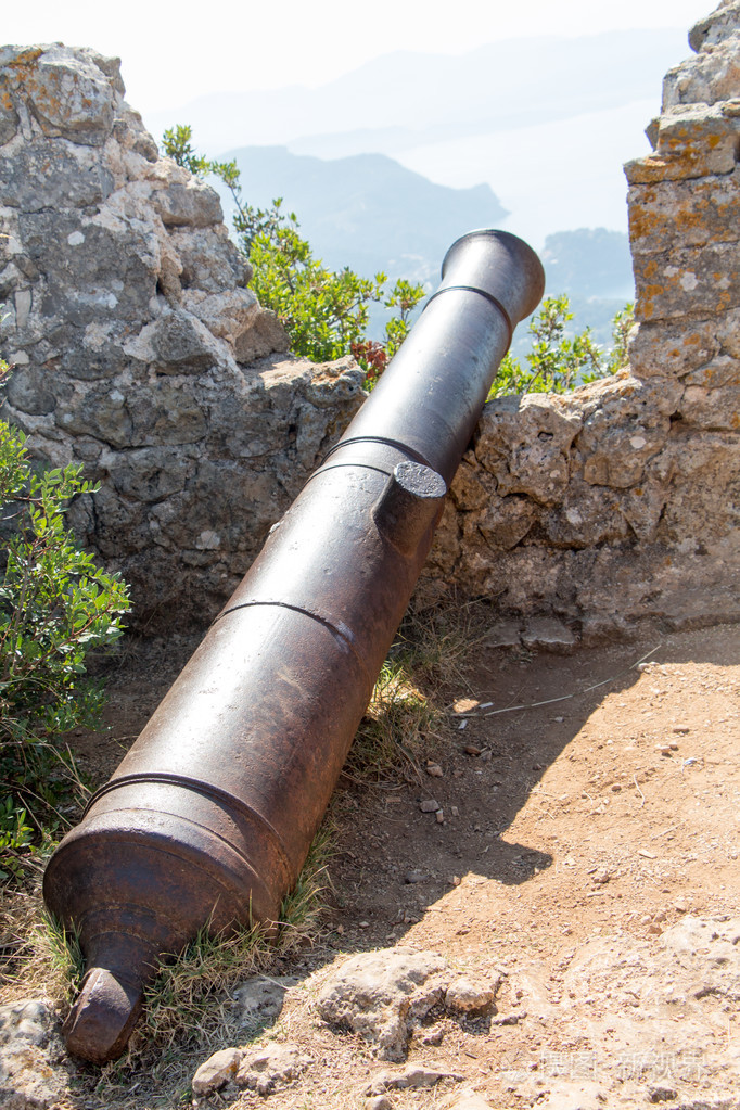 古代金属加农炮被毁的墙上