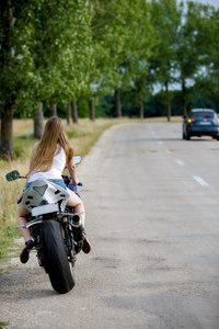 美丽的年轻女子，与摩托车速度的性质