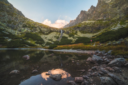 高山湖泊与岩石在日落时的前景图片