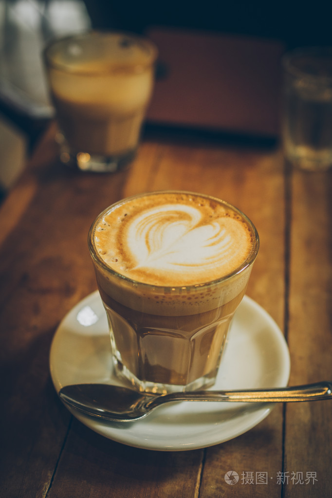 杯咖啡拿铁咖啡对木材纹理