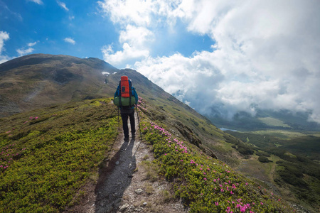 徒步旅行者在山间小道上