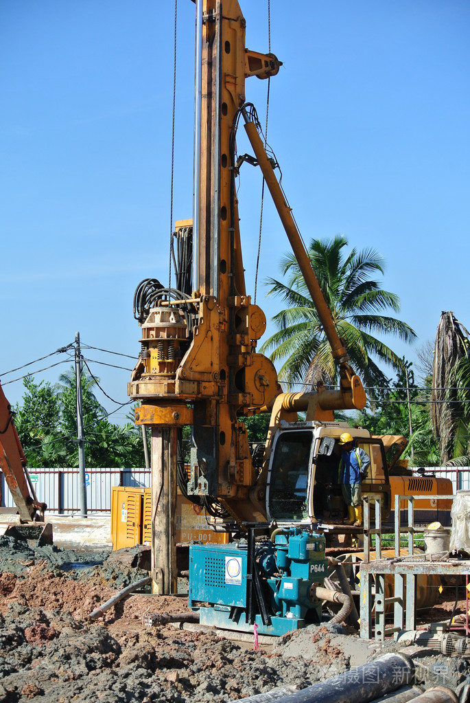 在施工现场钻孔桩钻机