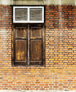砖墙上的老式木制窗口