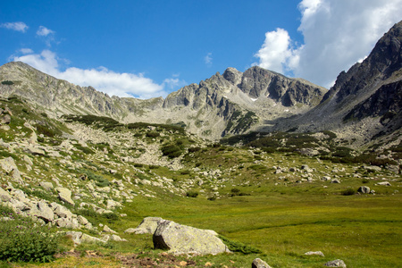 令人惊异的 Yalovarnika 峰皮林山全景