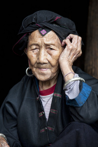 美丽的 96 岁的老女人从 Hong 瑶族居住在大寨村龙龙胜梯田，龙脊的一部分。广西壮族自治区。桂林，中国