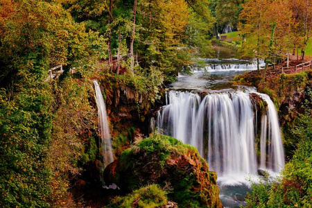 在村庄的 Rastoke Korana 河峡谷瀑布。在克罗地亚赫拉