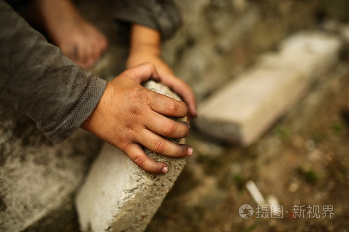 一个小男孩的脏手