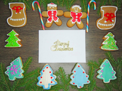 圣诞饼干贺卡和装饰上木制背景