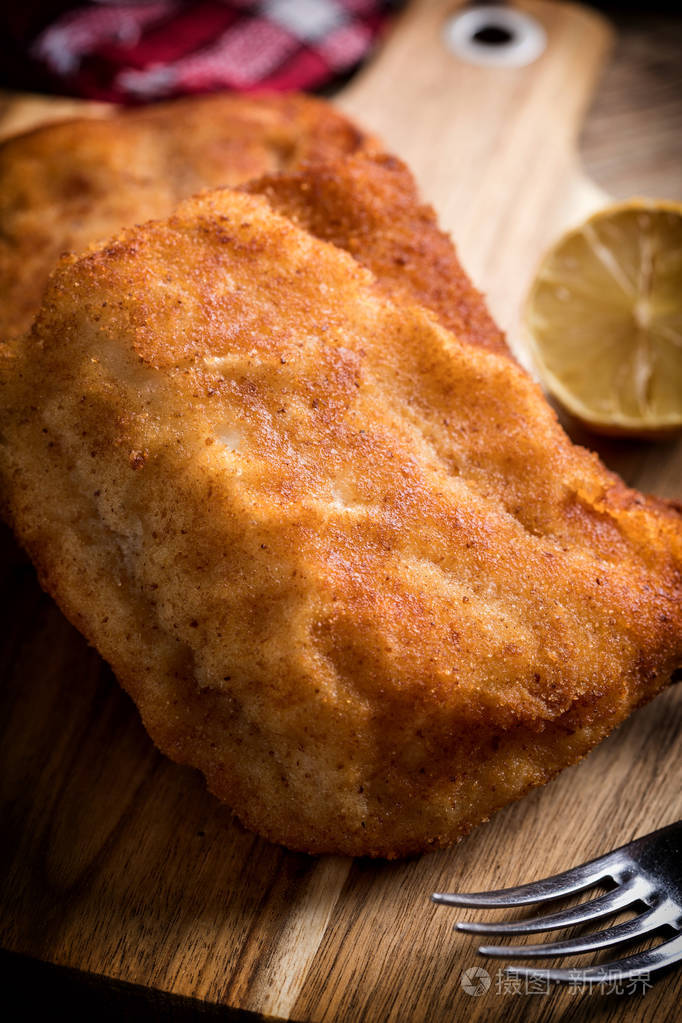 两个煎的鳕鱼片碎片