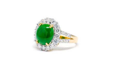 绿翡翠与钻石和孤立的金戒指