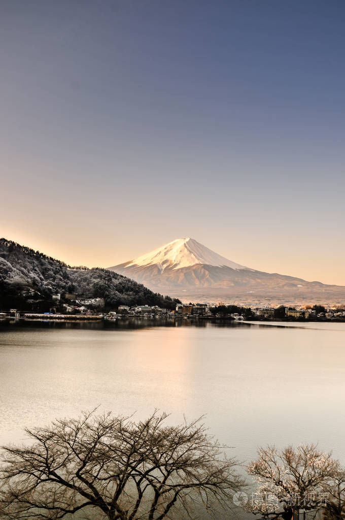 富士山秋季在河口湖雪山富士山是著名的日本山旅游人士称富士山为富士