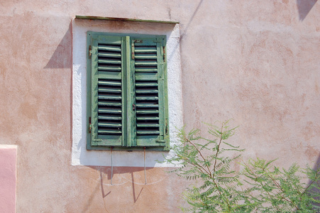 详细的旧建筑的立面与 windows