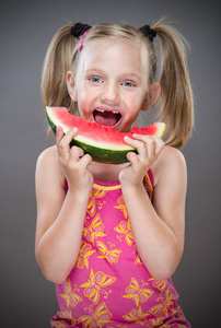 无牙小姑娘吃西瓜