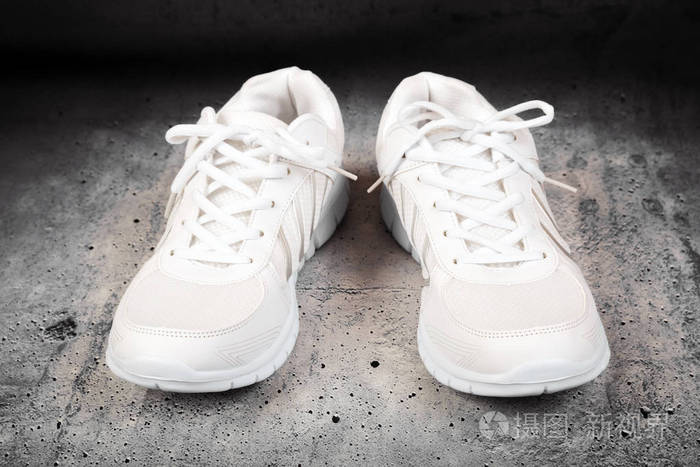 白色的运动鞋