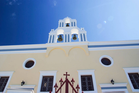 希腊东正教的白色的教堂钟楼与图片