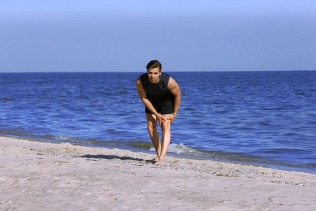 海滩上的年轻男子运动锻炼