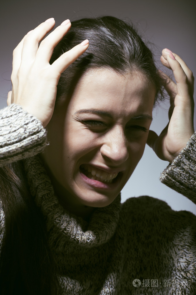 年轻漂亮的女人在麻烦尖叫着悲伤关闭