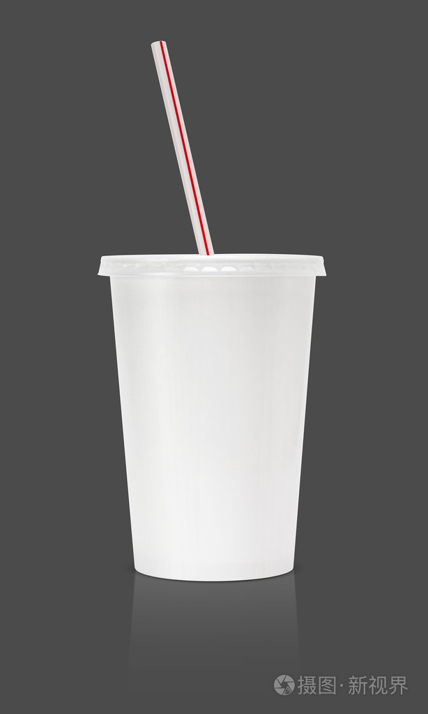 用灰色的背景上孤立的稻草纸玻璃饮料包装