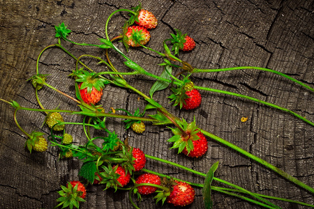 在一个木制的背景上的野草莓