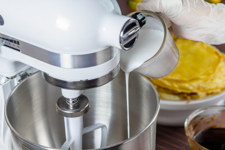 搅拌机搅打奶油照片