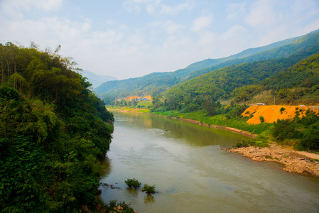 山川河流。老挝，农垦城