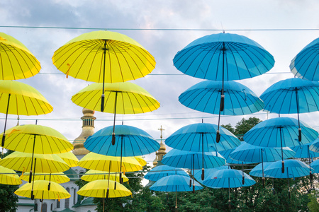 蓝色和黄色的遮阳伞