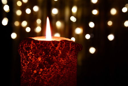 橙色蜡烛在圣诞灯图片