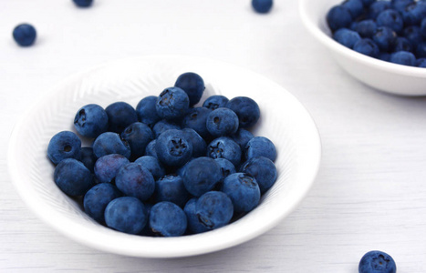 在一个白色的碗新鲜采摘蓝莓
