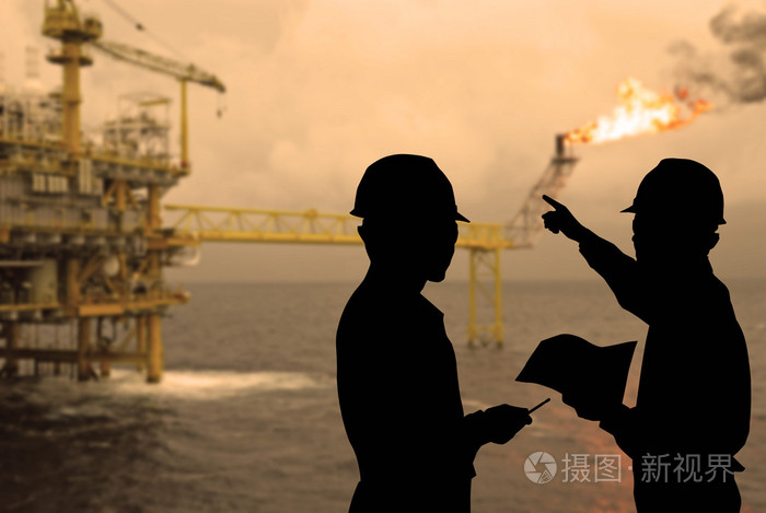 看着钻机在棕褐色调的工程师的剪影照片-正版商用图片0dc9sd-摄图新视