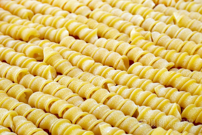 未煮过的螺旋通心粉