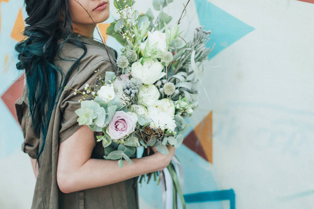 女人抱着春天鲜花花束迷人的小女孩抱着一束鲜花年轻女孩抱着一束鲜花