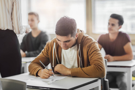 高中学生做一次考试