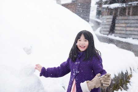 可爱的亚洲女孩在户外微笑在雪中