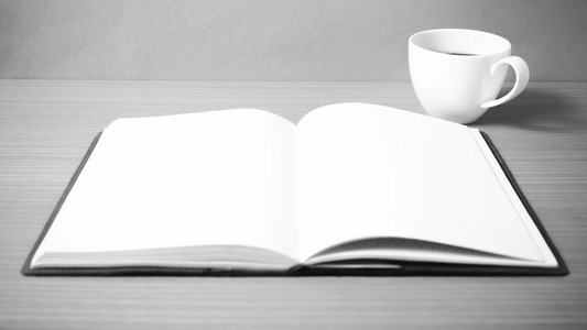 打开书与咖啡杯子黑色和白色的颜色色调风格