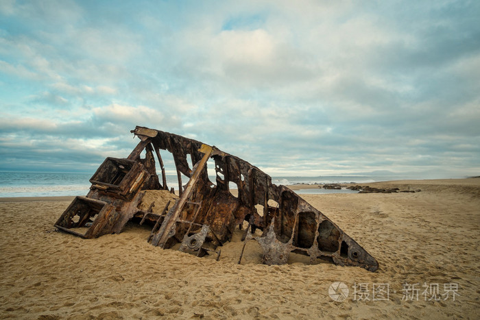 沉船在沙滩上