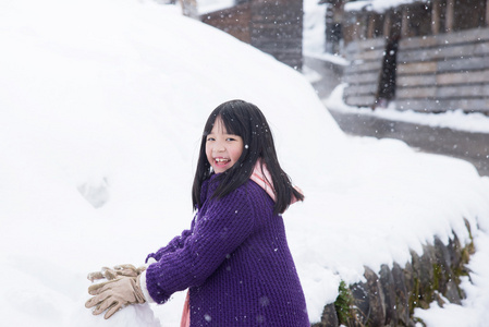 可爱的亚洲女孩在户外微笑在雪中