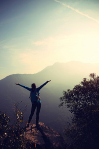 女人名徒步旅行者在山的顶峰图片