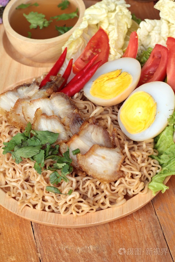 把脆猪肉和鸡蛋的方便面汤