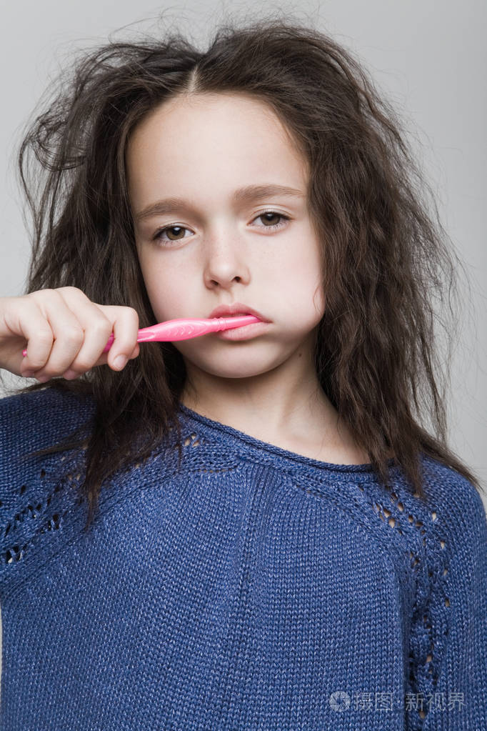 昏昏欲睡的小女孩,她刷牙